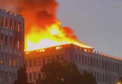 Kartal’da metruk binanın çatısındaki yangın söndürüldü