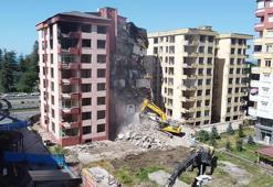 'Oturulamaz' raporu verilen 8 katlı 2 binada yıkım başladı
