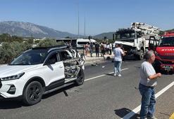 Beton mikseri otomobile çarptı; 2'si ağır 4 yaralı