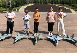 İlkokul öğrencileri robotik kodlama ile tasarladıkları model uçakları uçurdular
