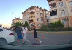 Sokakta kavga ettiler, çevredekiler ayırdı
