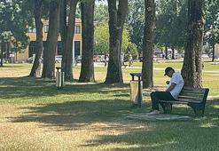 Sakarya'da sıcaktan bunalan vatandaşlar gölgelik alanlarda serinlemeye çalıştı