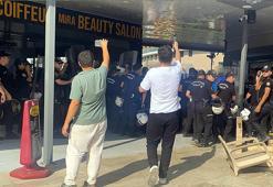 Antalya'da kaçak yapıların yıkımında arbede; kendilerini yakmaya çalışıp, iş makinelerinin önüne yattılar