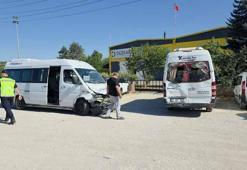İşçi servis minibüsleri çarpıştı; 8 yaralı