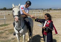 Diplomalarını eğittikleri atların üzerinde aldılar