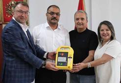 Kalp krizinden ölen profesörün lise arkadaşları, mezun oldukları okula elektroşok cihazı bağışladı