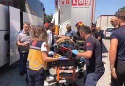 TEM’de TIR ve otobüs çarpıştı; 1’i ağır, 3 yaralı