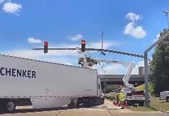 ABD’de TIR, sepetli vinçteki çalışana çarptı