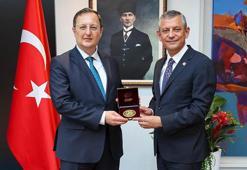 CHP Genel Başkanı Özel, Almanya'da Türkiye'nin Berlin Büyükelçisi Turan'ı ziyaret etti