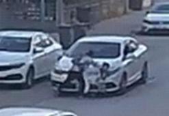 Bursa'da otomobilin çarptığı anne- oğul yaralandı; kaza kamerada