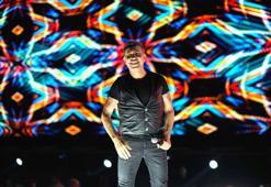 Haluk Levent, yeni evli çiftle sahnede çiftetelli oynadı, balayı sözü verdi