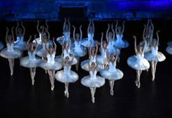 Efes Antik Kenti'ndeki festival, kapılarını ‘Kuğu Gölü' ile açtı