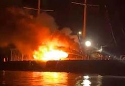 Muğla'da marinada demirli gulet tekne, çıkan yangında battı
