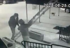 Balkonuna seyyar merdiven dayadıkları daireden altın ve döviz çaldılar