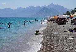 Antalya'da sıcaktan bunalanlar sahile akın etti