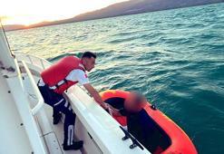 Şişme botuyla İznik Gölü'nde akıntıya kapılıp mahsur kalan tatilci kurtarıldı