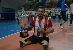 Depremde eşi ve 2 çocuğu ile bacaklarını kaybetti; voleybolla hayata tutunmaya çalışıyor