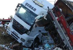 Lastiği patlayan TIR, karşı şeride geçip TIR ile çarpıştı: 1 ölü, 1 yaralı