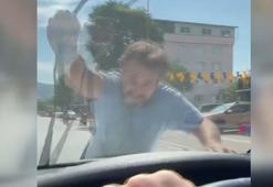 Otomobilini üzerine sürdüğü motosikletli silecekleri kırdı; yol vermeme kavgası kamerada