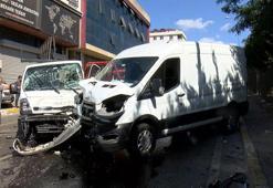 Sultanbeyli'de kamyonet ile hafif ticari araç çarpıştı: 2 yaralı