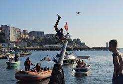 Yağlı direk yarışmasını kazanana altın ve para ödülü verildi