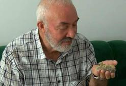 Balkonda bulduğu yavru güvercini özenle besliyor