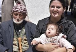 100'üncü yaş gününü torununun torunu ile kutladı