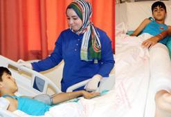 Şaka yaparken arkadaşını kolonya ile yaktı