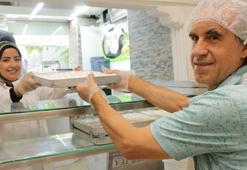 8 asırlık çarşıdaki dükkanda müşterinin gözü önünde yaptığı lokumları satıyor