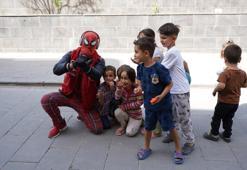 Türkiye'yi gezen 'Örümcek Adam' bu kez Şırnak'ta