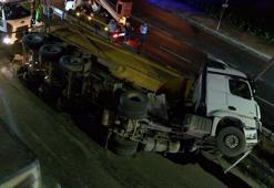 Kağıthane’de moloz yüklü TIR devrildi