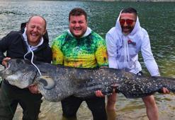 Baraj gölünde 100'er kilo ağırlığında 2 yayın balığı yakaladılar