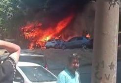 Küçükçekmece'de gecekondunun bahçesinde çıkan yangın otomobile sıçradı