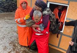 Sağanak yağmurun yıktığı evde mahsur kalan kadın kurtarıldı