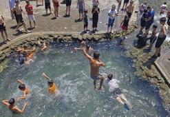 Diyarbakır’da çocukların süs havuzunda tehlikeli serinliği