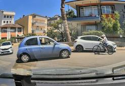 Kazada savrulan otomobilin bisikletli çocuğa çarptığı anlar kamerada