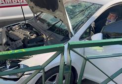 Otomobil, park halindeki polis aracına çarptı: 1’i polis 2 yaralı