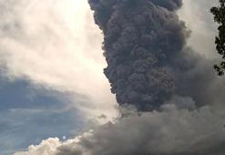 Endonezya'daki Lewotobi Laki-Laki Yanardağı'nda patlama meydana geldi