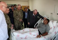 Bakan Güler, metan gazından zehirlenen Mehmetçikleri hastanede ziyaret etti