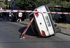 Bahçelievler’de park halindeki motosiklet ile otomobile çarpan araç devrildi