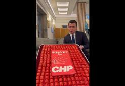 AK Parti'li Gökçek, TBMM'ye üzerinde, 'Rüşvet için CHP' yazılı baklavayla geldi