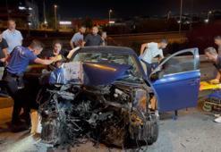 Sultanbeyli’de otomobil duvara çarptı; sıkışan 2 yaralıyı itfaiye kurtardı