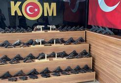 Durdurulan otomobilde ruhsatsız 65 tabanca ele geçirildi; 2 tutuklama