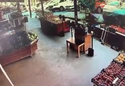 Eyüpsultan'da otomobil kaldırıma çıktı; market çalışanına çarptı