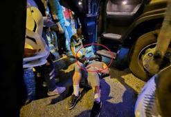 Motosiklet park halindeki TIR'a çarptı; başındaki kask sayesinde ölümden döndü