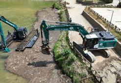 Sera Gölü temizliğinde 'yüzer iş makinesi' devrede