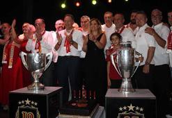 Galatasaray'ın şampiyonluk kupaları Kuşadası'nda sergilendi