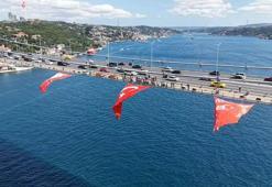 15 Temmuz Şehitler Köprüsü'ne Türk bayrağı asıldı