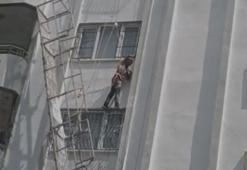 Halat kopunca güvenlik kemeri sayesinde asılı kalan işçi kamerada