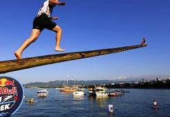 Yağlı direğin ucundaki Türk Bayrağına ulaşmak için mücadele ettiler